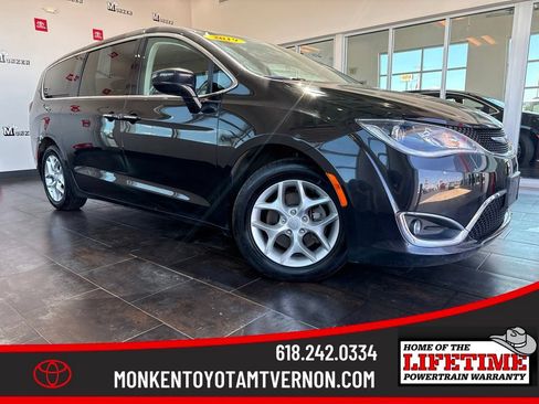 Used 2019 Chrysler Pacifica Touring Plus w/ Tire & Wheel Group FWD image 1