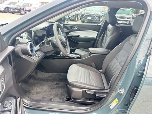 Used 2025 Chevrolet Trax LT image 27