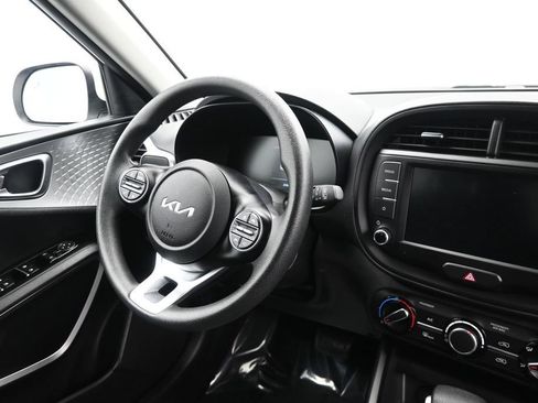 Used 2025 Kia Soul LX w/ LX Technology Package FWD image 16