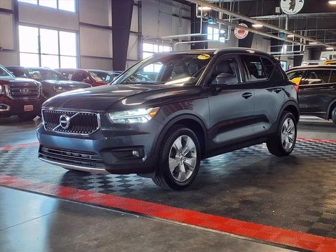 Used 2021 Volvo XC40 T4 Momentum FWD image 3