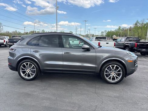 Used 2025 Porsche Cayenne image 2