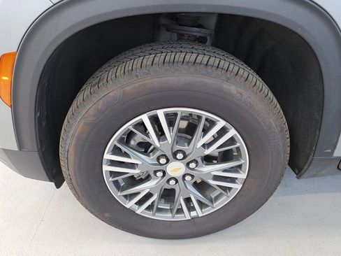 Used 2025 Chevrolet Traverse LT image 34