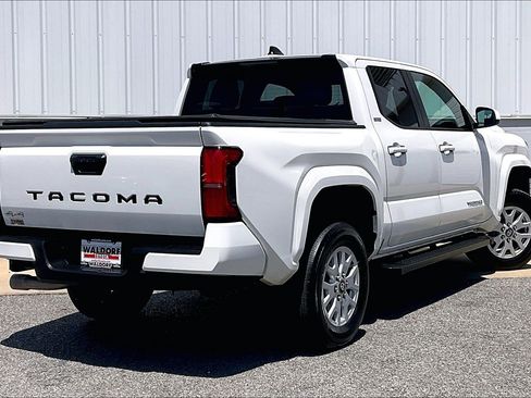 Used 2024 Toyota Tacoma SR5 AWD/4WD image 17