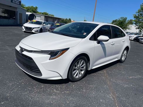 Used 2023 Toyota Corolla LE w/ LE Convenience Package FWD image 2