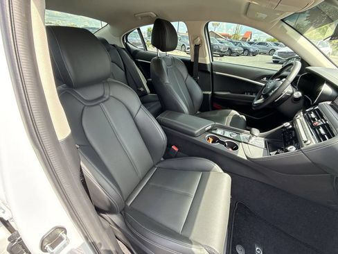 Used 2025 Genesis G70 2.5T RWD image 30