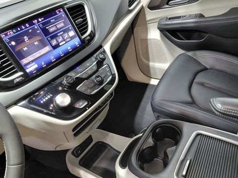 Certified 2024 Chrysler Pacifica Touring-L image 33