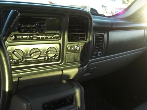 Used 2002 Chevrolet Suburban LT image 9