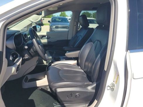 Used 2023 Chrysler Pacifica Touring-L FWD image 14