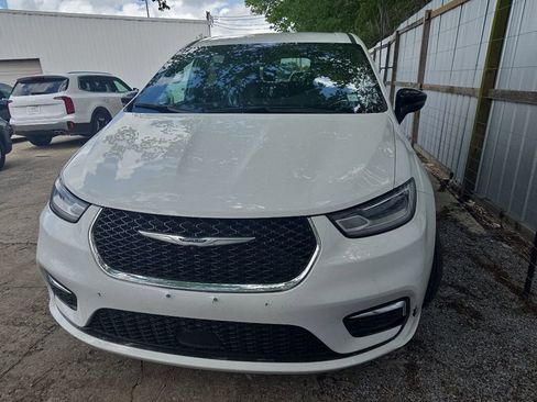 Used 2025 Chrysler Pacifica Select FWD image 6