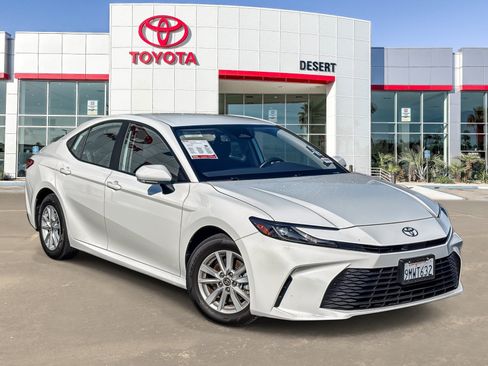 Used 2025 Toyota Camry SE AWD/4WD image 1