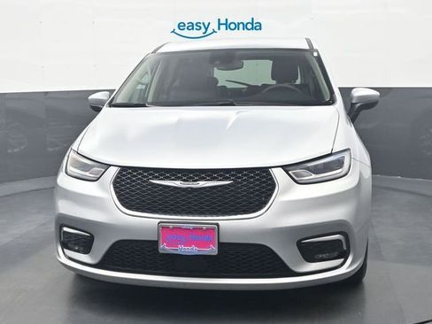Used 2023 Chrysler Pacifica Touring-L FWD image 3