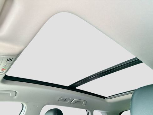 Used 2023 Volkswagen Taos SE w/ Panoramic Sunroof Package FWD image 13