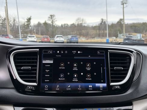 Used 2024 Chrysler Pacifica Touring-L image 6