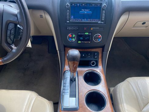 Used 2010 Buick Enclave CXL image 22