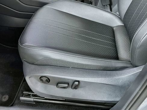 Used 2023 Volkswagen Tiguan SE w/ Panoramic Sunroof Package FWD image 9