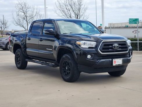 Used 2022 Toyota Tacoma SR5 w/ Technology Package image 2