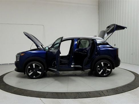 New 2025 Nissan Kicks SR image 12