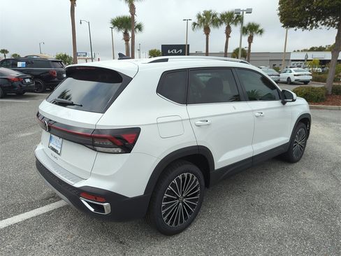 Used 2025 Volkswagen Taos SE image 6