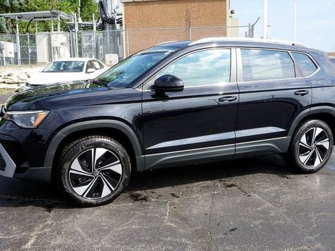 Used 2025 Volkswagen Taos SE AWD/4WD image 2