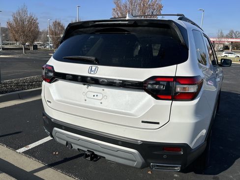 Used 2024 Honda Pilot Touring image 9