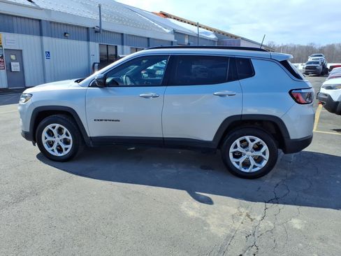 Used 2024 Jeep Compass Latitude AWD/4WD image 8