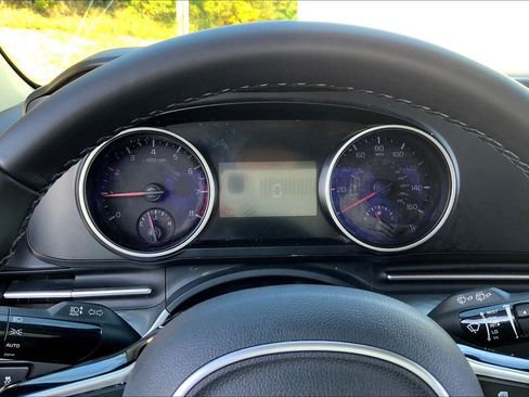 Used 2023 Kia Carnival LX image 19