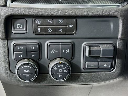 Used 2025 Chevrolet Suburban RST w/ RST Capability Package AWD/4WD image 12