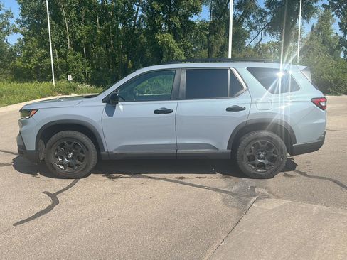 Used 2025 Honda Pilot TrailSport image 2