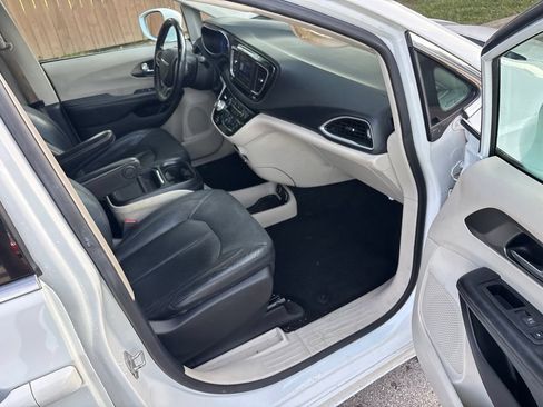 Used 2020 Chrysler Pacifica Touring-L FWD image 34