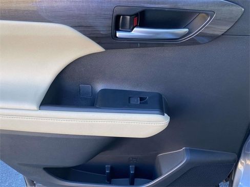 Used 2024 Toyota Highlander Limited image 14