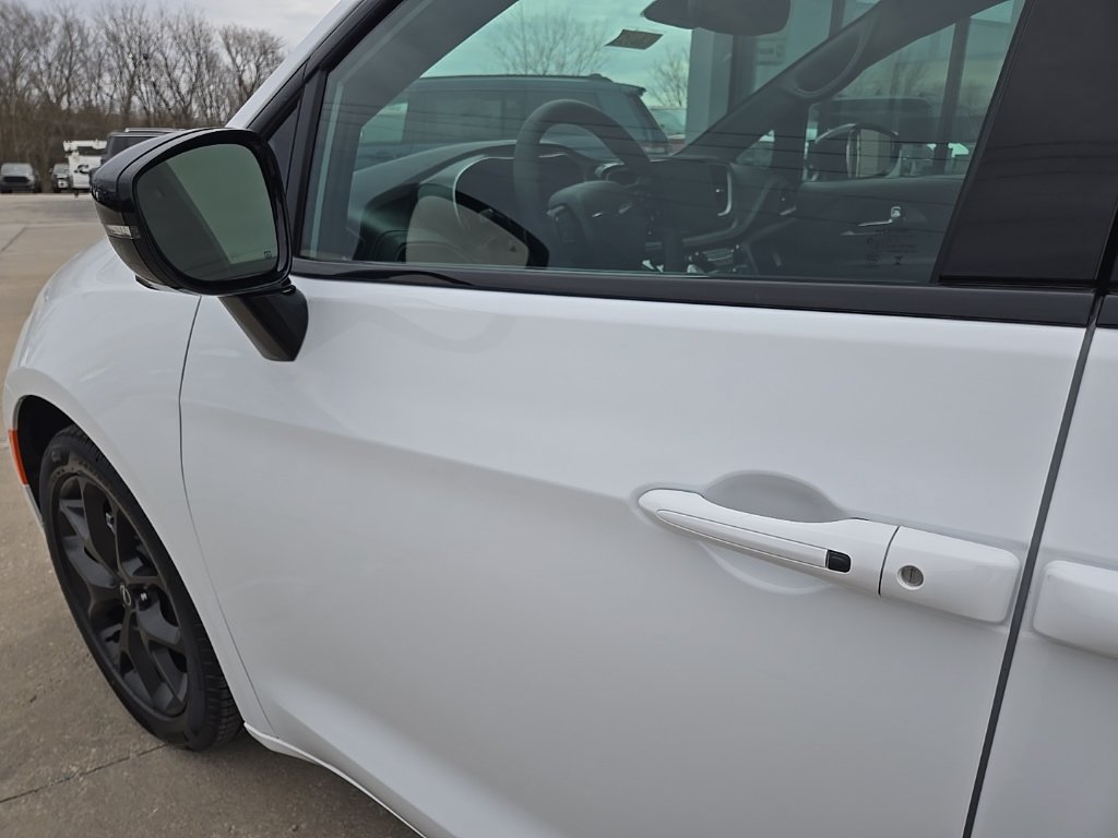 New 2026 Chrysler Pacifica Select w/ S Appearance Package FWD image 28