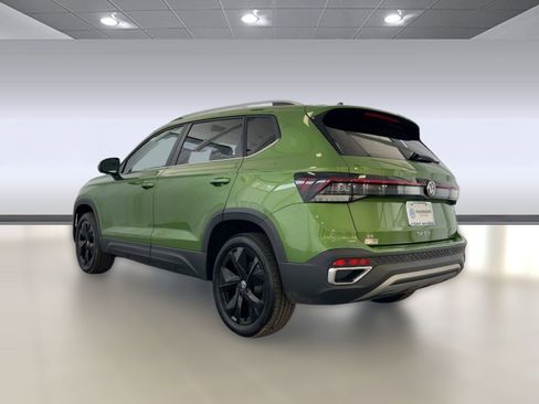 New 2026 Volkswagen Taos SE image 3