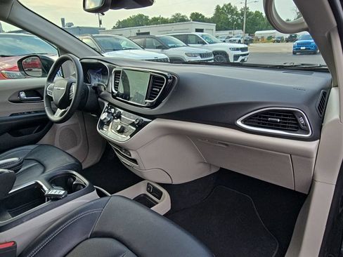 Used 2024 Chrysler Pacifica Touring-L FWD image 46