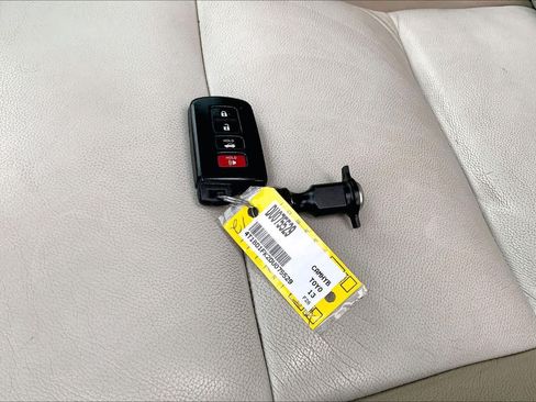 Used 2013 Toyota Camry XLE w/ Convenience Pkg FWD image 15