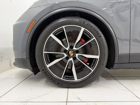 Used 2025 Porsche Macan 4S Electric AWD/4WD image 16