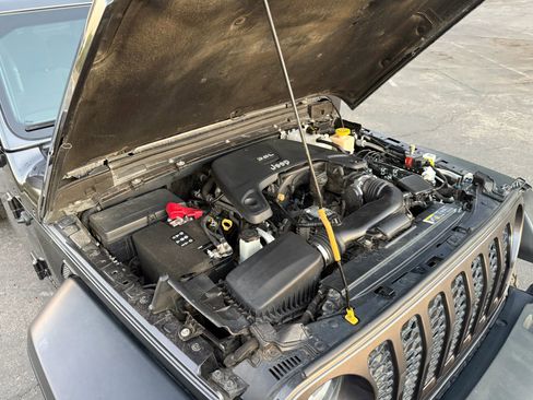Used 2020 Jeep Gladiator Sport image 24
