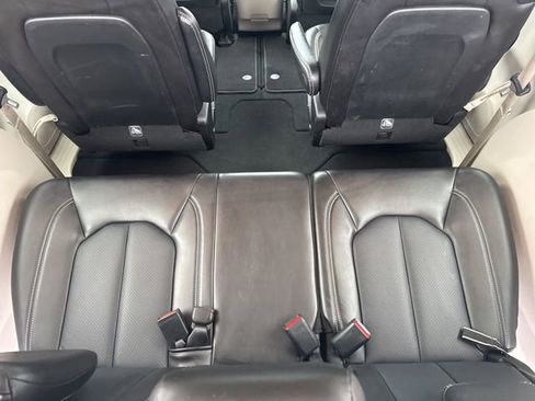 Used 2024 Chrysler Pacifica Touring-L image 31