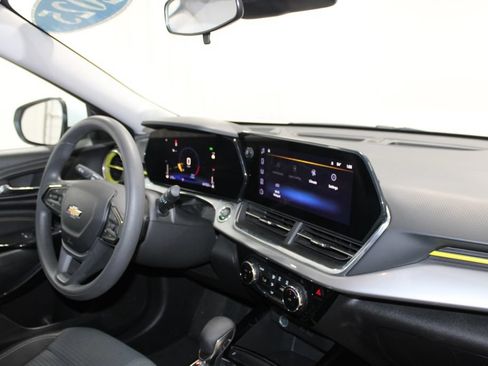 Used 2025 Chevrolet Trax LT FWD image 34