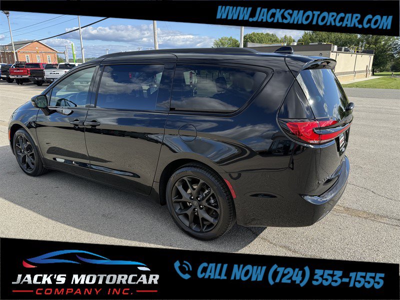 Used 2027 Chrysler Pacifica Limited FWD image 4