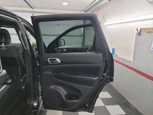 Used 2020 Jeep Grand Cherokee Laredo w/ 18" Wheel & 8.4" Radio Group image 15