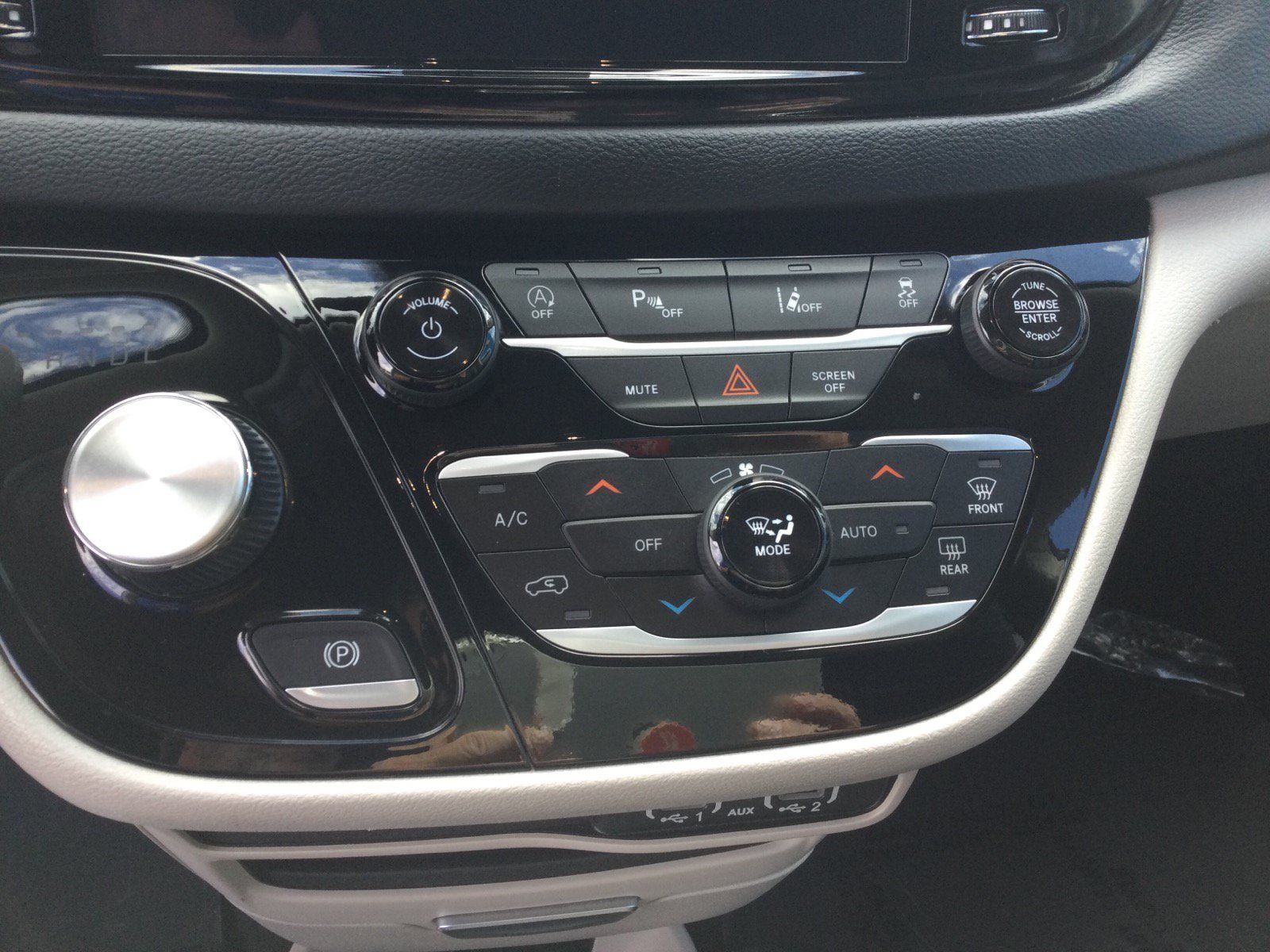 Used 2023 Chrysler Pacifica Touring-L FWD image 16