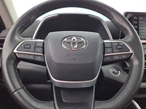 Used 2022 Toyota Highlander XLE AWD/4WD image 32