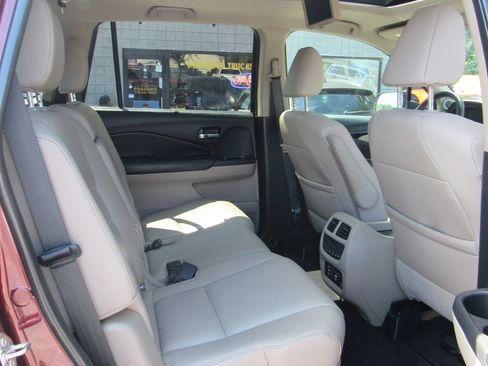 Used 2018 Honda Pilot Touring image 16