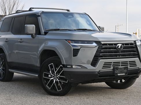 Used 2025 Lexus GX 550 w/ Accessory Package (2T) image 2