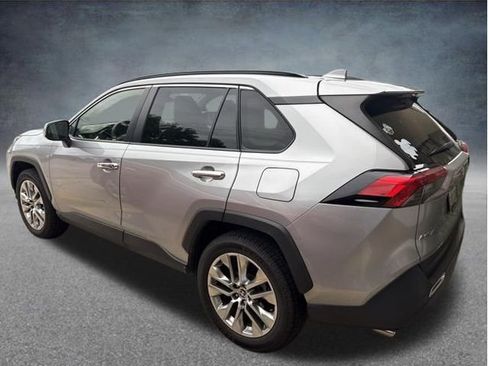 Used 2020 Toyota RAV4 XLE Premium FWD image 8