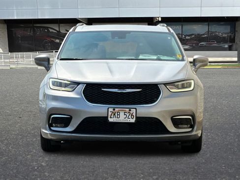 Used 2021 Chrysler Pacifica Touring-L FWD image 11