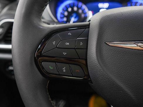 Used 2025 Chrysler Pacifica Limited FWD image 26