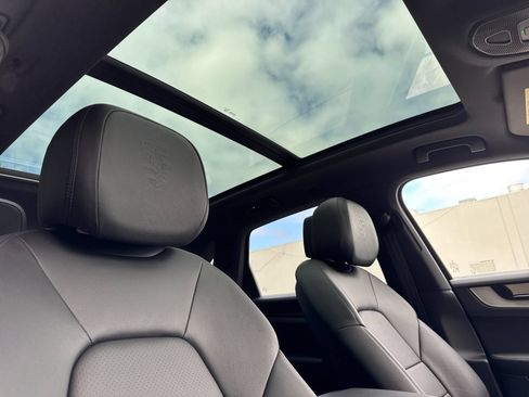 Certified 2026 Porsche Cayenne AWD/4WD image 19