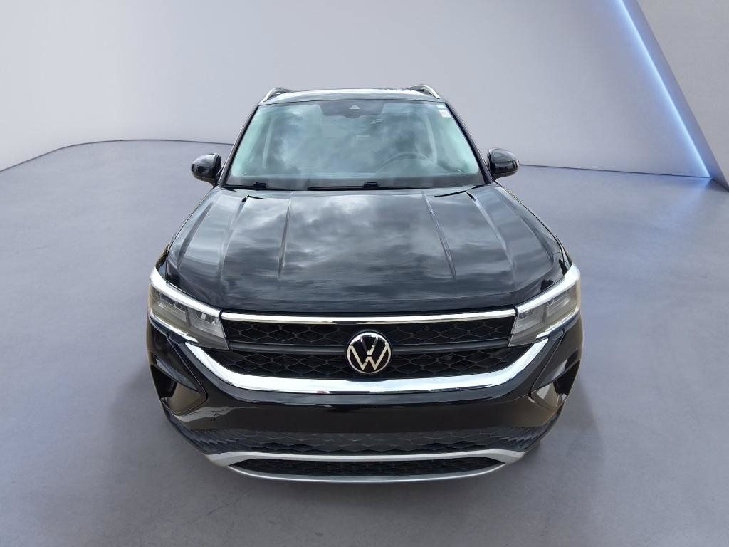 Used 2023 Volkswagen Taos SE w/ Panoramic Sunroof Package FWD image 9
