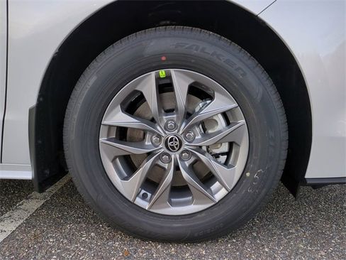 New 2026 Toyota Sienna XLE image 11